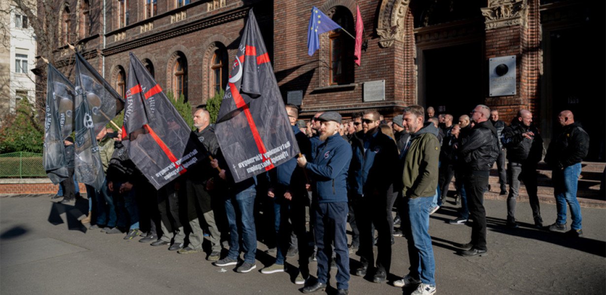 A Betyársereg és a vármegyések várták az antifa támadások transznemű vádlottját a bíróság előtt