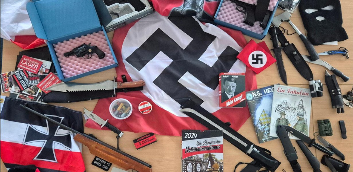 Rajtaütés Brémában: fegyvereket és propagandát foglaltak le egy nemzetiszocialista csoportnál
