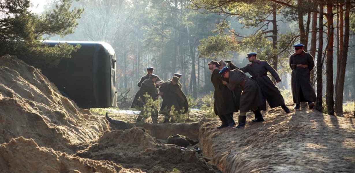 1943 április: GPU-sok által tömegsírba lőtt lengyelek ezreinek tetemét tárják fel Katynban
