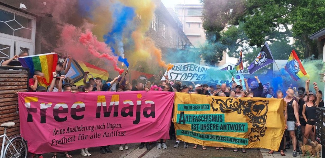 Üvöltözés és tüntetés a bíróság épülete előtt, folytatódott az antifa támadások tárgyalása