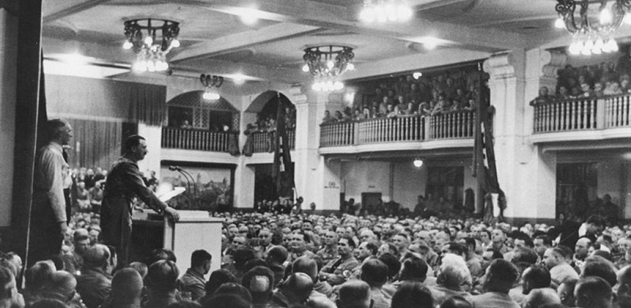 A köd miatt hamarabb indult a Führer, amikor egy kommunista terrorista gyilkolt Münchenben